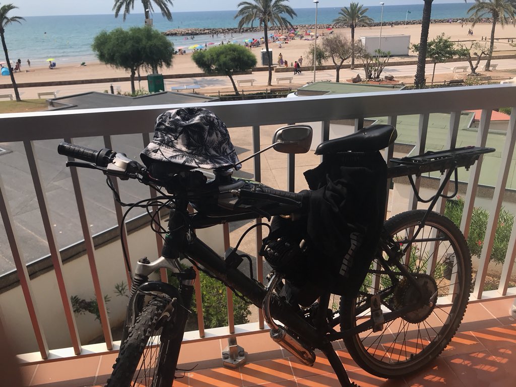 BiciMoto3's tweet photo. Aquí con el #bañador y las #GafasDeSol lista para ir a la #playa con @FabiniGames #verano #beach #beachlife #Cunit #CunitBeach #Moto #Bici #Fumatines #Fishing #Pesca #Mar #SinPlomo98 https://t.co/0449Vd8oPd