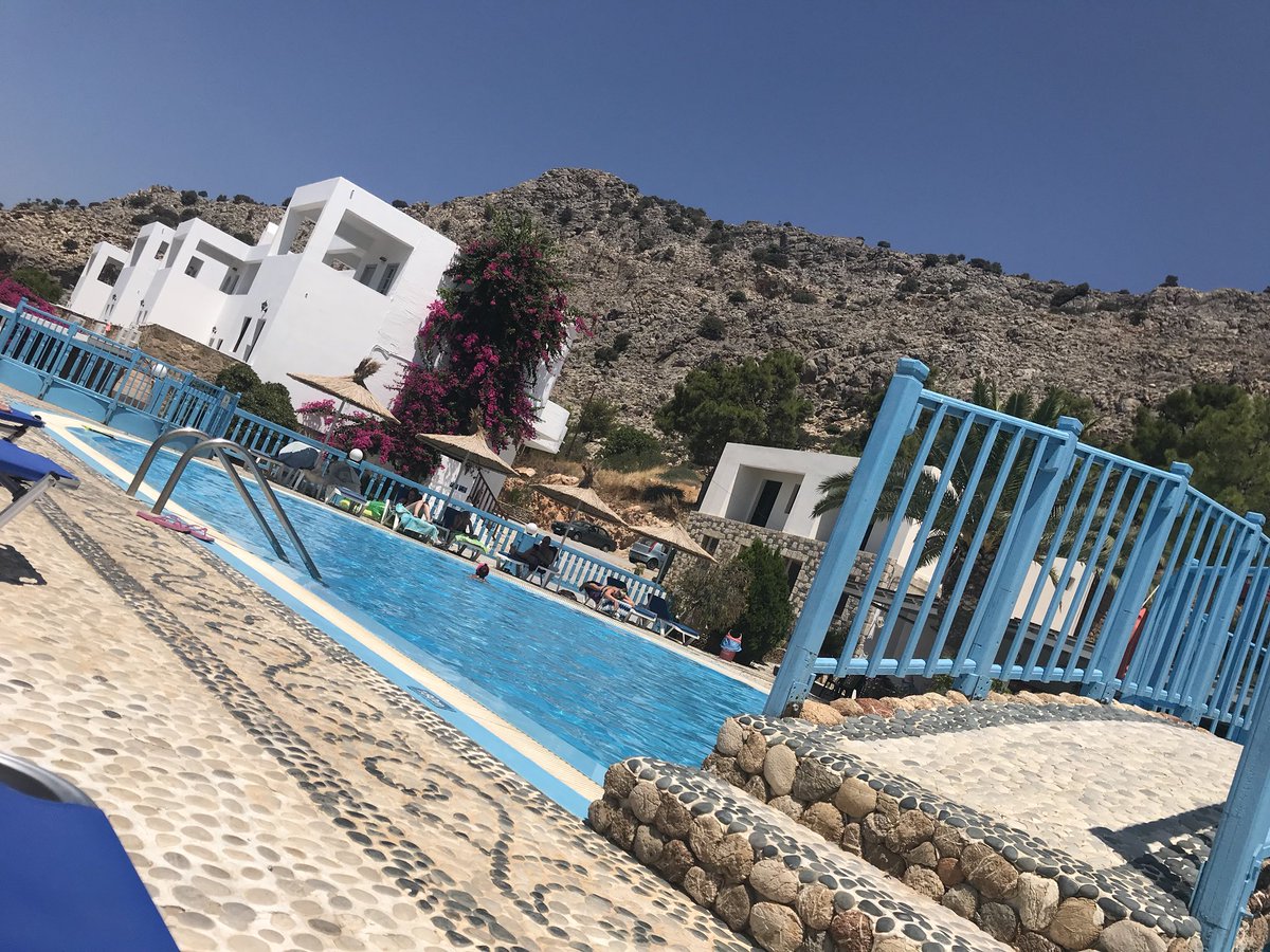 KellyCh5's tweet image. Such a hard life!! 😂💙 #poolliferules #inthepool #outthepool #orderoftheday #pefkos #karpathios