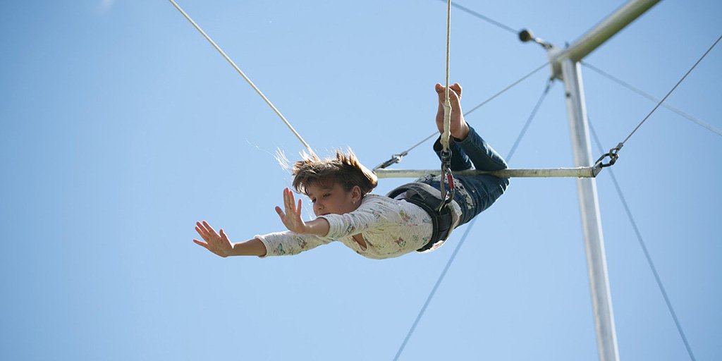 В <a href="/RealGorkyPark/">Парк Горького</a> открылась Летняя школа воздушной гимнастики. Теперь с помощью десятиметровой трапеции все желающие смогут подняться в воздух и научиться цирковым трюкам. 
Обучение в школе платное. Подробнее о записи на тренировку: park-gorkogo.com/events/925