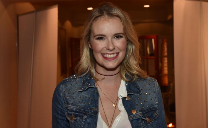 .<a href="/VanderheydHelle/">Helle Vanderheyden</a> mag na Doornroosje (samen met <a href="/TinneOltmans/">Tinne Oltmans</a> ) volgend jaar ook in de huid van Assepoester kruipen showbizzsite.be/nieuws/helle-v… Wat zal juf Flora trots zijn op haar Prinsessia-prinses!