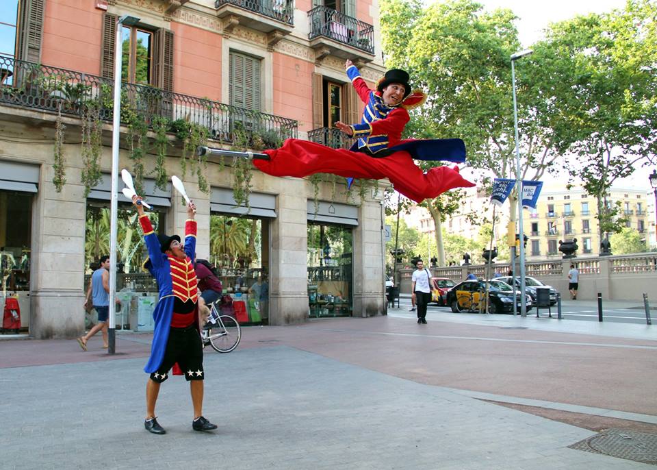 PremisZirkolika's tweet photo. Encara no estàs d'#EstiuClown!? 💈3r dia #SetmanadelCirc #enCIRCant #Barcelona
18h #Cercavila @Todozancos
18:30h #Tallers de #circ en #família
20h JAM de #xanques
21h #Espectacle de #clown 'Cuando la soledad se transforma en la familia' #GiacoyYo
ℹ️ https://t.co/igunMKyO6i https://t.co/P5OdXVd8uL