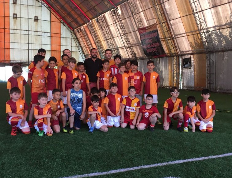 umitkaranteam's tweet photo. Kdz. Ereğli Galatasaray Futbol Spor Okulu'nun minik aslanları ile Ümit Karan 💛❤️ @ukaran99 https://t.co/Nab3eexsTv