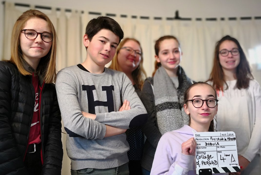 passerelle2M's tweet photo. Vous étiez si nombreux à la projection que l'on on a rajouté des chaises ! On ne pouvait rêver meilleur résultat ! Un grand merci à @SophieGaugain, à @EgloffValerie et à Séverine du Collège Louis Pergaud pour leur engagement au projet Passerelle. @RegionNormandie @Territoires_ESS https://t.co/2TRUHQGQKe
