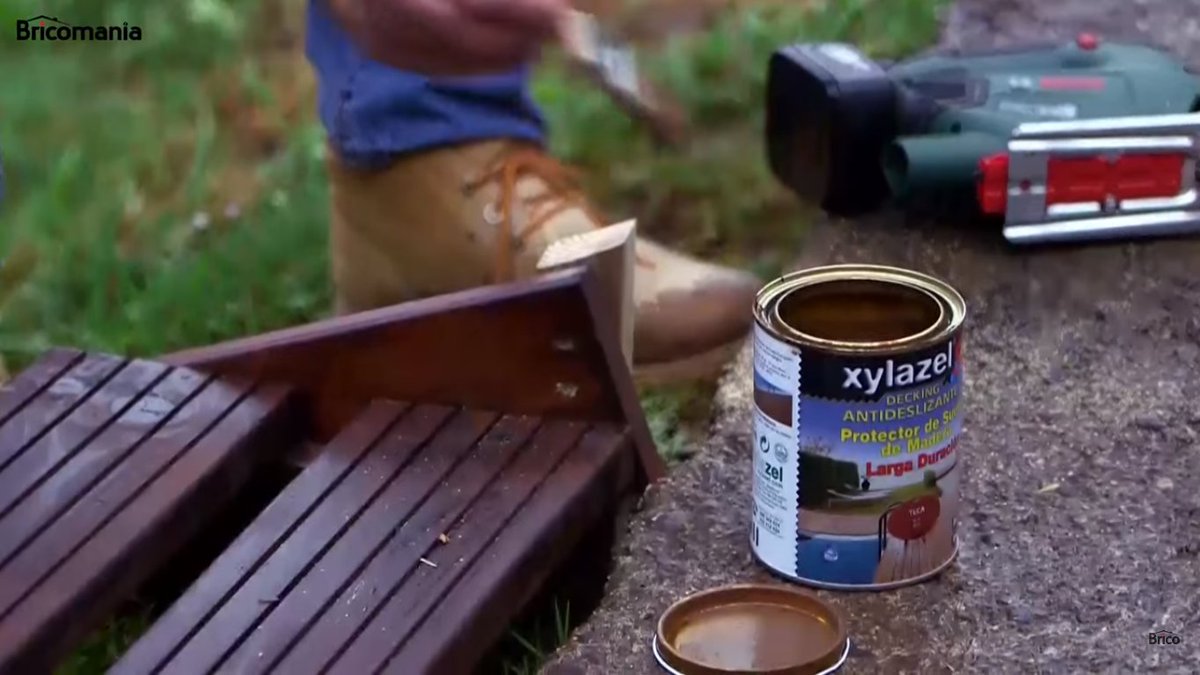 Aprende con <a href="/bricomaniatv/">Bricomanía</a> a construir una escalera de exterior a prueba de resbalones bit.ly/2zthL5R

¿Cómo lo hacen? ¡Fácil! Con maña y los mejores productos: Xylazel Fondo IFA 👉bit.ly/fondo-ifa y Xylazel Sol Decking Antideslizante 👉bit.ly/antidesliz 😉