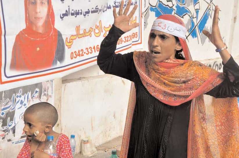 dailytimespak's tweet photo. Shabiran Jamali, a small scale landowner from Sanghar, protesting against 'unfair distribution' of water outside Karachi Press Club
By Sabir Mazhar
#Karachi #PressClub #UnfairDistribution #WaterCrisis https://t.co/8Bce2w62xK