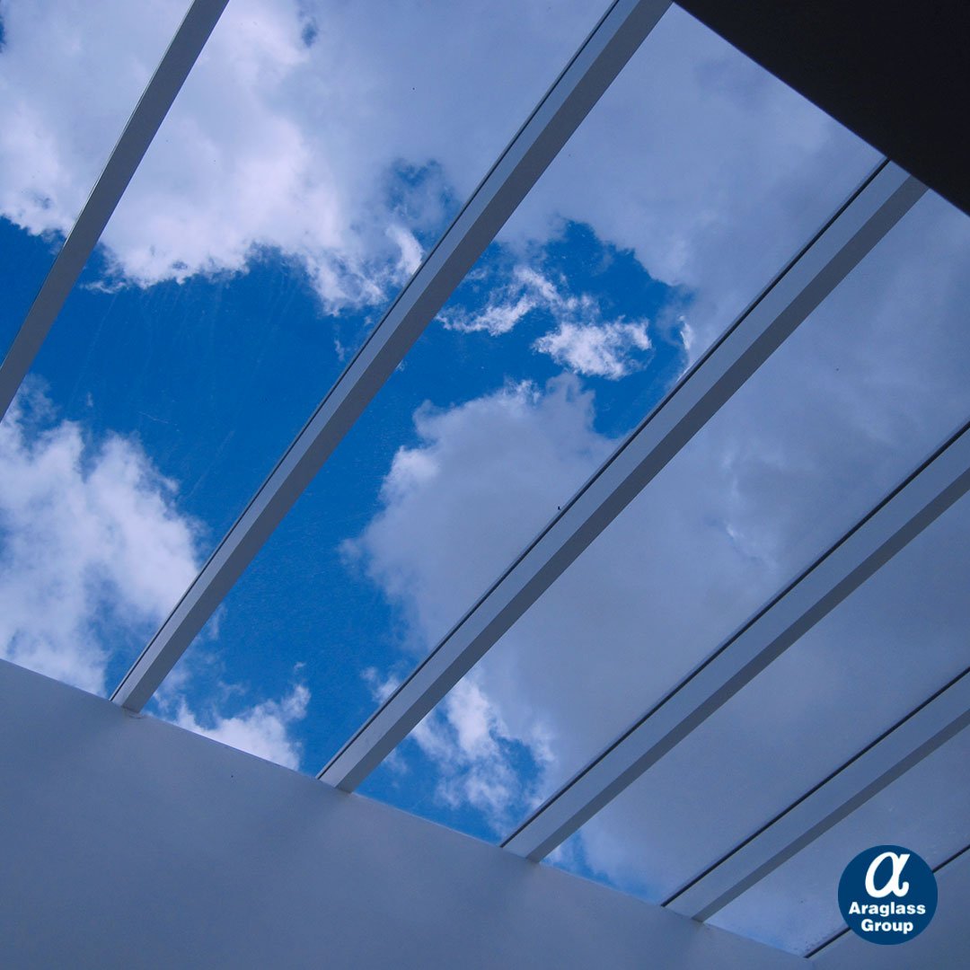 araglassgroup's tweet photo. Si estás pensando en romper con las ideas clásicas de techos, en Araglass tenemos para ustedes una idea maravillosa y son los techos de vidrio, ideales para las personas que le gusta que los rayos del sol iluminen su casa. #tragaluz #araglass #venezuela #desing #proteccion https://t.co/fgPxNYoUPO