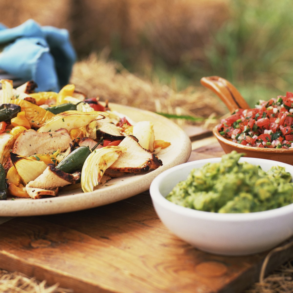 Waarom heersen BBQ's over de zomer? Zijn het de worsten? De groenten-kebabs? Met wat frisse ideeën zijn het de kruiden en de dipsauzen die de show stelen.  #SecretFood  #recipe  #dips