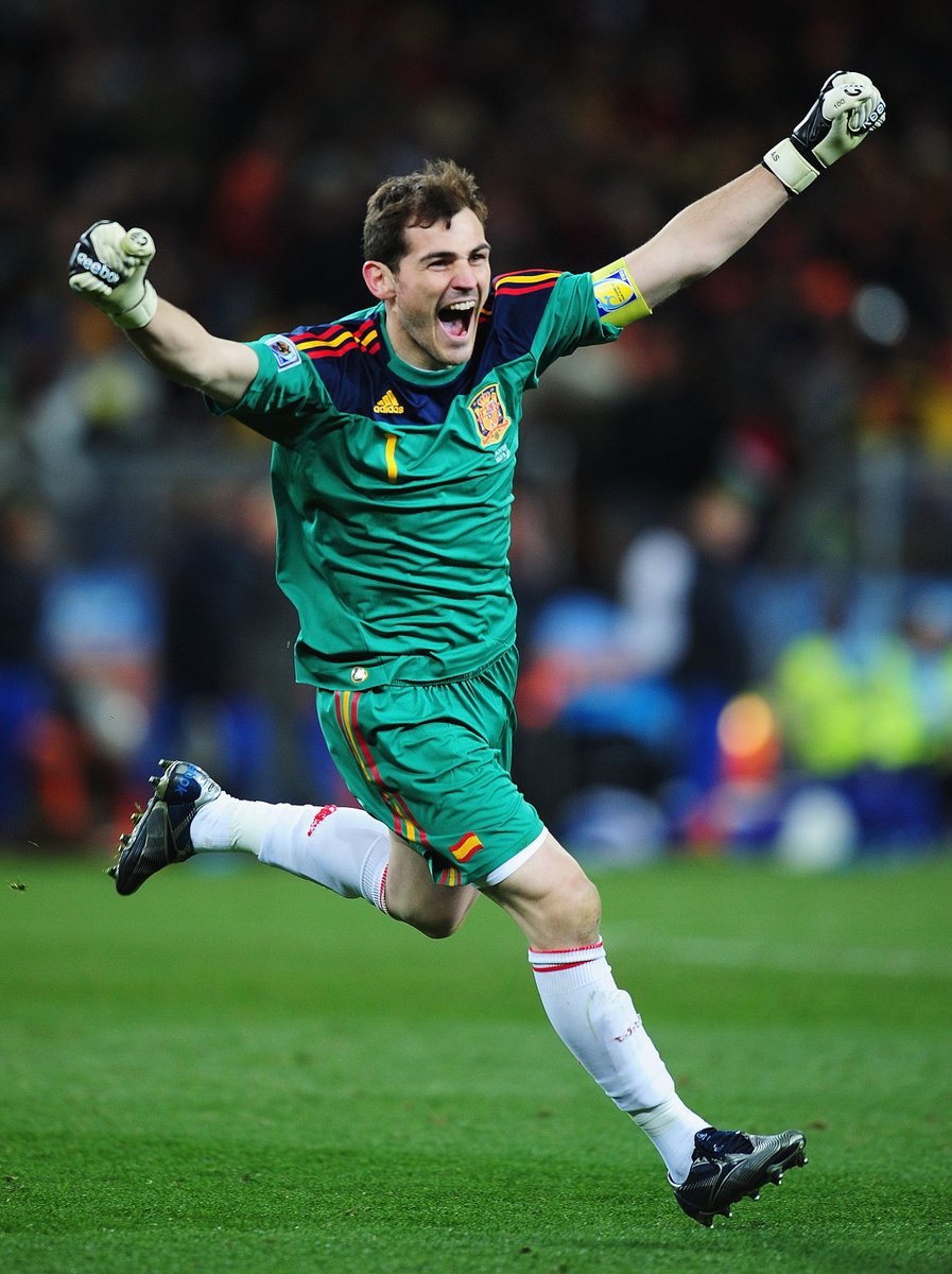 rauldeprado93's tweet photo. Aquel sueño que llevábamos toda la vida añorando y que parecía imposible de lograr, al fin se hizo realidad. 

Hoy hace 8 años que nos hiciste campeones del mundo 🙌⚽ @IkerCasillas 

#8AñosConEstrella https://t.co/t2QnVnAFzk