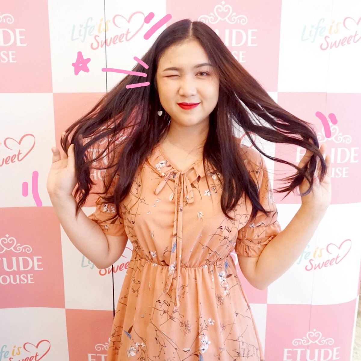 ChubbydiaryTH's tweet photo. ♥เมื่อวานแอบไปงาน Etude House Pink nista 2018 มา แวะมาป้ายยาซะหน่อย สีลิปแซ่บมากเวอร์!!💄Etude house Matte Chic Lip Lacquer #RD303 (Irene Red) เนื้อบางเบา เม็ดสีชัด ให้สัมผัสที่แมทเลย ปากตกร่องนิสๆ ติดทนไปอีกก เลิฟ😍
#ETUDEHOUSETHAILAND #LIFEISSWEET #PINKNISTA #bloomingdiary https://t.co/ig8XLjnGzK