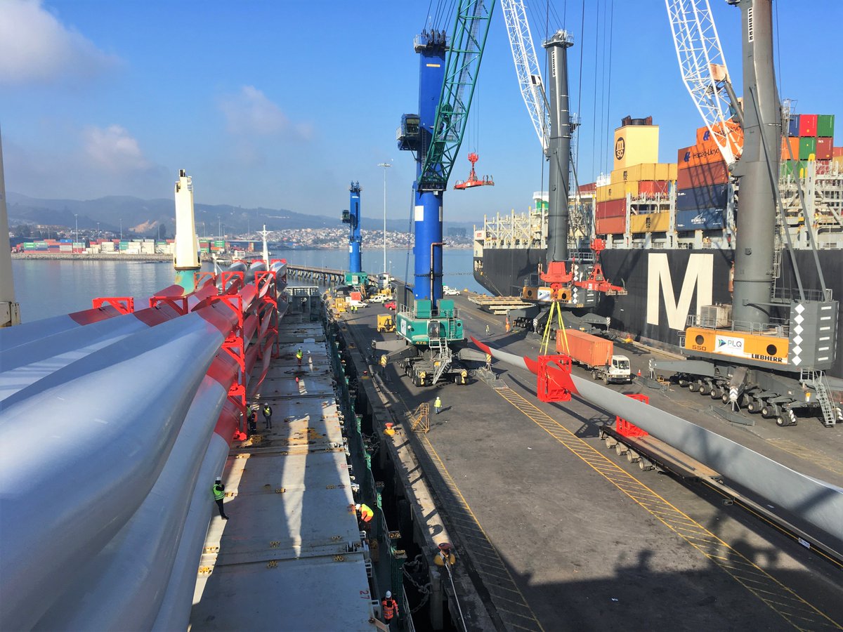 ACCIONA's tweet image. Trasladamos 4.850 toneladas de materiales que formarán el Parque Eólico San Gabriel desde el puerto de Bilbao hasta Lirquén (Chile). Descubre como el equipo de Forwarding de #ACCIONAService realiza estas impactantes maniobras: acciona.sa/PSKj30kTQSo