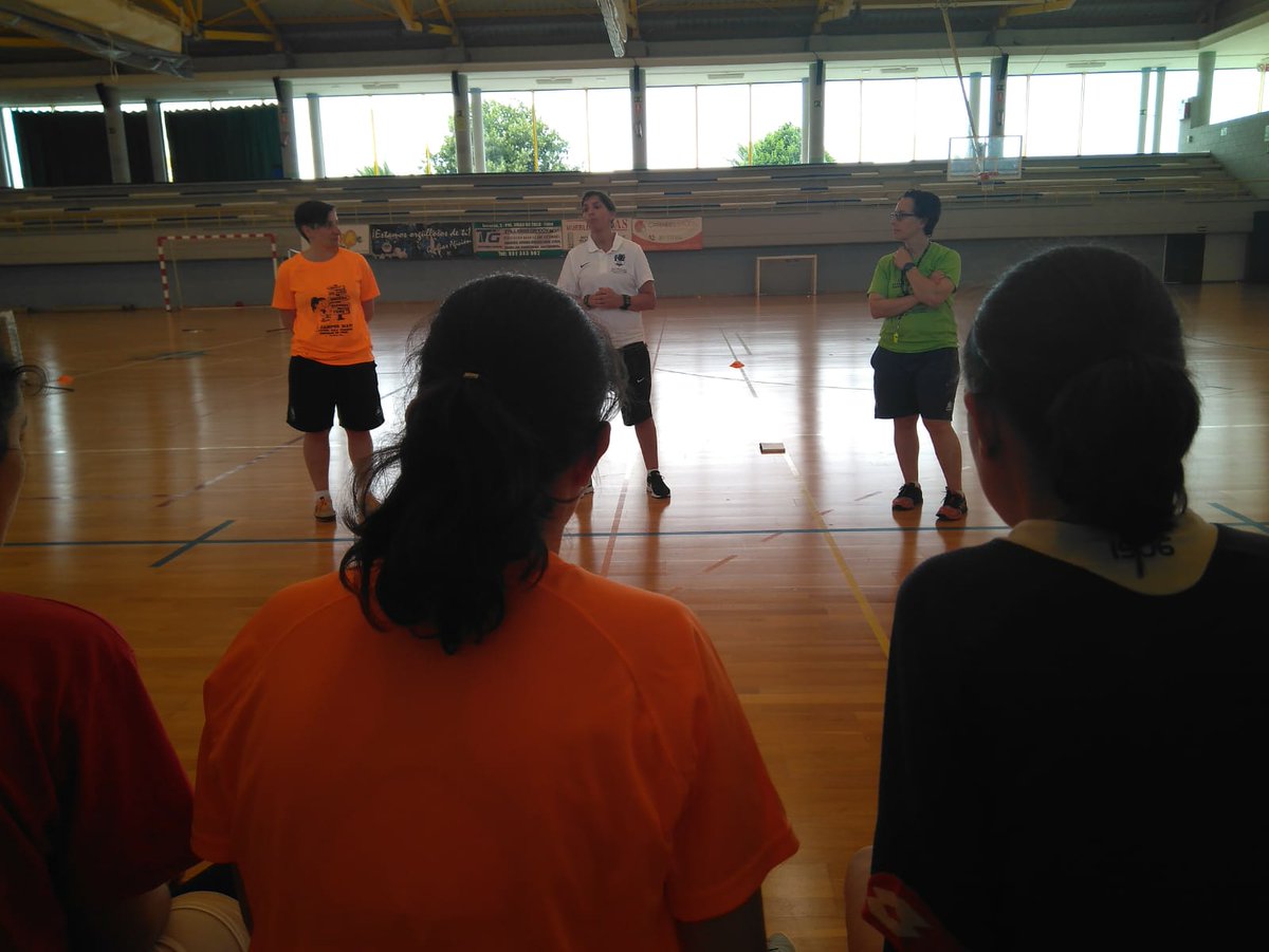 campusmavi's tweet photo. CAMPUS MAVI 2018 | Tercer día con la visita de Raquel Manteiga, representando al Colectivo Arbitral. Fundamental en #futsal. ¡Ojo, que no han dejado de hacerle preguntas y comentarios! cc @futgal https://t.co/RHarOhvarj