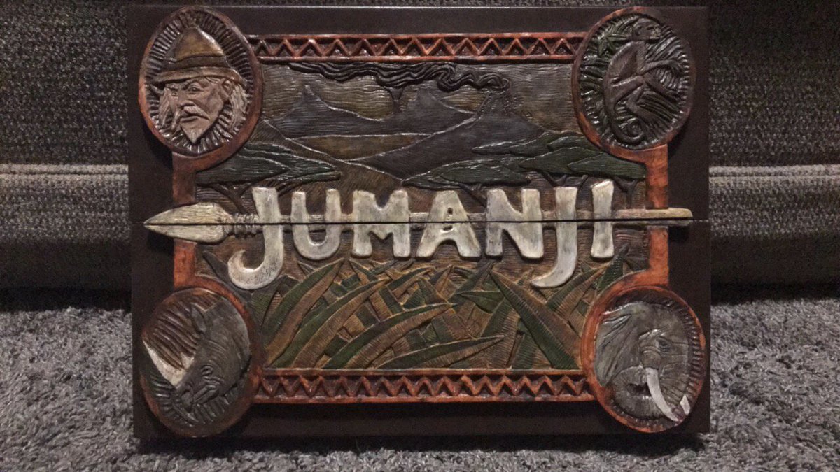 Джуманджи смоленск. Джуманджи (1995) коробка. Джуманджи: игра. Джуманджи доска. Джуманджи логотип.