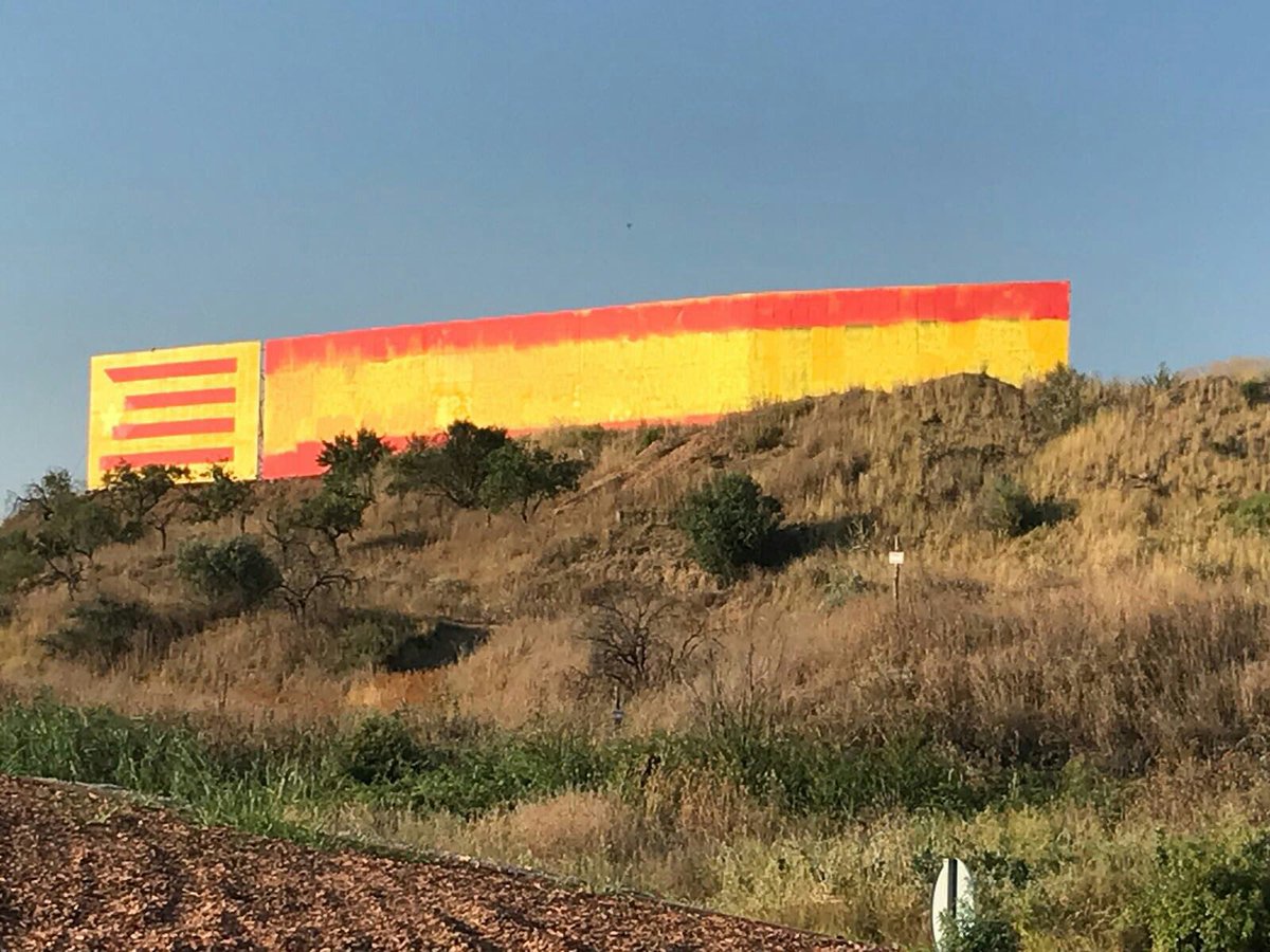 Maresrepublica's tweet photo. El futur no es construeix fent malbé la feina col.lectiva. Perquè destruïr mai serà millor que crear. Fem i seguirem fent República! #CDRBellpuig #ANCBellpuig https://t.co/ANVDVK2p9V