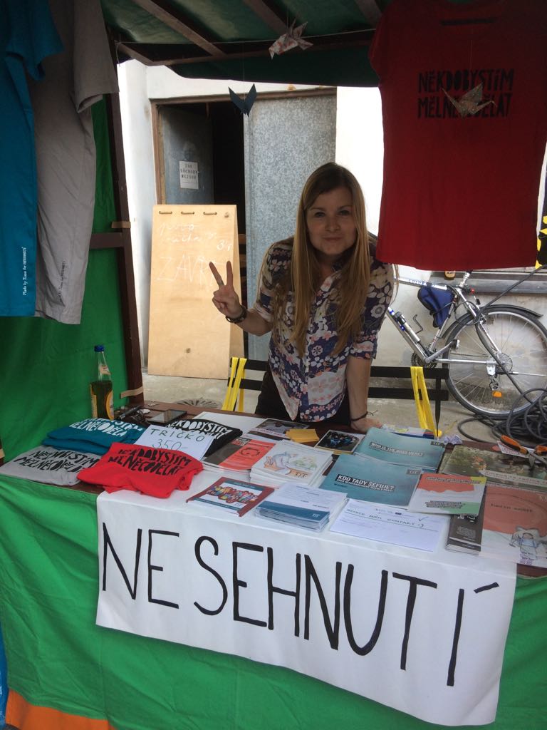 NESEHNUTI's tweet photo. #Refufest je dvoudenní oslava různorodosti a kultur z celého světa - a možnost je poznat osobně, ne jen prostřednictvím médií. Letos jsme na akci měli stánek programu #společněkrozmanitosti. Děkujeme a těšíme se na další roky! Na fotky můžete mrknout na: https://t.co/nrGPHDw3CH https://t.co/ZeO6KlmDS8