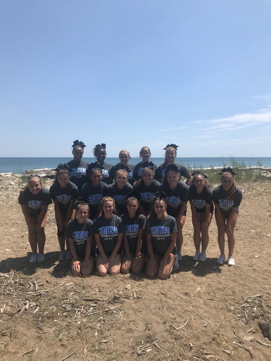 burlingtoncheer's tweet photo. Day ✌🏻 was a success, Rockets are ready for Day 3! 🚀🙌🏻🤗💙⭐️😍👑 https://t.co/thUWmz1CYZ