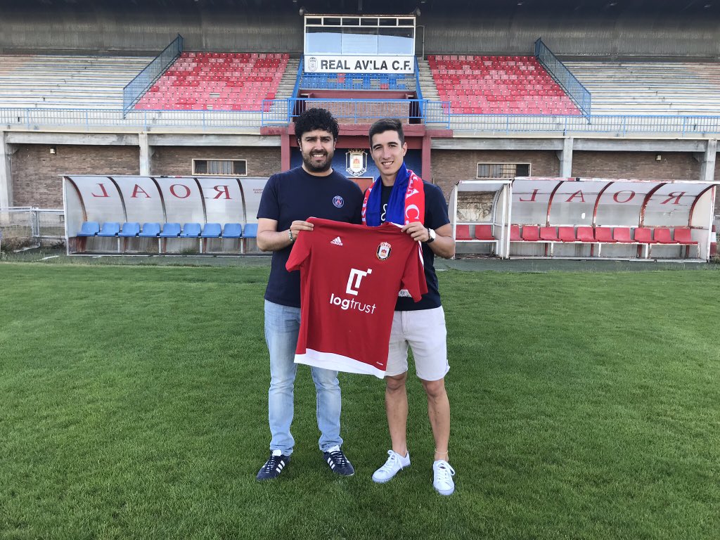 RealAvilaCF's tweet photo. FICHAJE 📝| Juli (@julipistolero) extremo de 22 años, nuevo jugador del @RealAvilaCF 🔴🔵 
Sangre abulense para la banda de los de @JPradoMerino 😏🔫⚽️
#SentimientoEncarnado
#BienvenidoJuli https://t.co/quI2JBIJKa