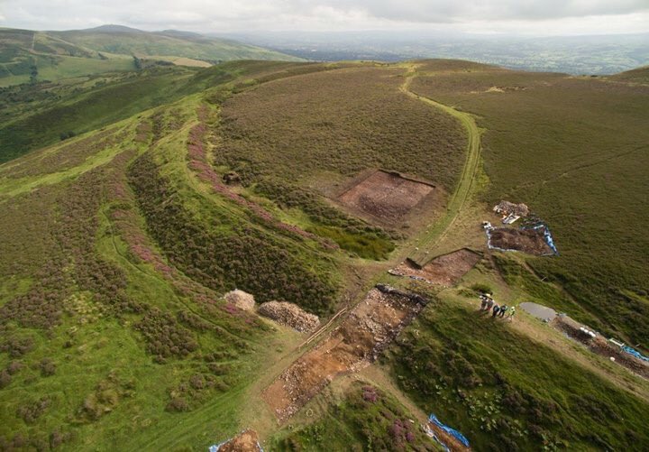 UoLAFS's tweet photo. Open Mornings for visiting the final Penycloddiau Hillfort excavations ⛏ are Wed. 25th July and Wed. 8th August. A guided walk, up to 440 m AOD, will be led by Clwydian Range Archaeologist @Fionagale4. Meet at Coed Llangwyfan car park (LL16 4NA) at 10 am. @Clwyd_Dee_AONB https://t.co/GCZ6NL9DnL