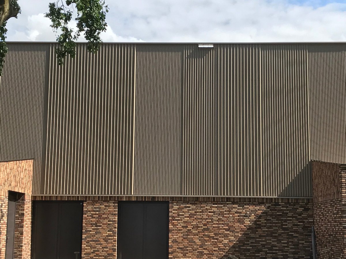 sabprofiel's tweet photo. Dank @willcolorcoat voor projectfoto sporthal De Werft Kaatsheuvel, 3 verschillende SAB-Pyramid uitvoeringen in Colorcoat Ephyra op SAB-Carrierpanelen https://t.co/Wjn47MLRJ6