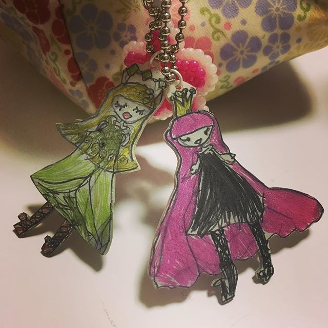 だぁじりん911 プラ板キーホルダーできました はじめてプラ板やったけど すっごい小さくなるんだね 笑 オーブントースターがないので 電子レンジのオーブン機能で0 5分くらいでくるっとまるまってまた平らに戻るのをジーっと待ちました プラ板