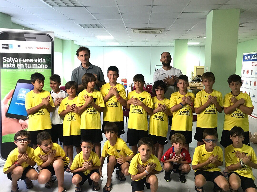 footballf2018's tweet photo. Hoy hemos tenido la suerte de contar con el Doctor @LSerratosa para enseñar a nuestros jugadores cómo practicar la RCP. Importantísimo saber cómo realizar esta práctica. “Salvar una vida está en tu mano”. Todo el mundo a descargar la App: @CPR11app
😃💪🏼⚽️
#cpr #cpr11 #rcp https://t.co/p3yJd8KVUt