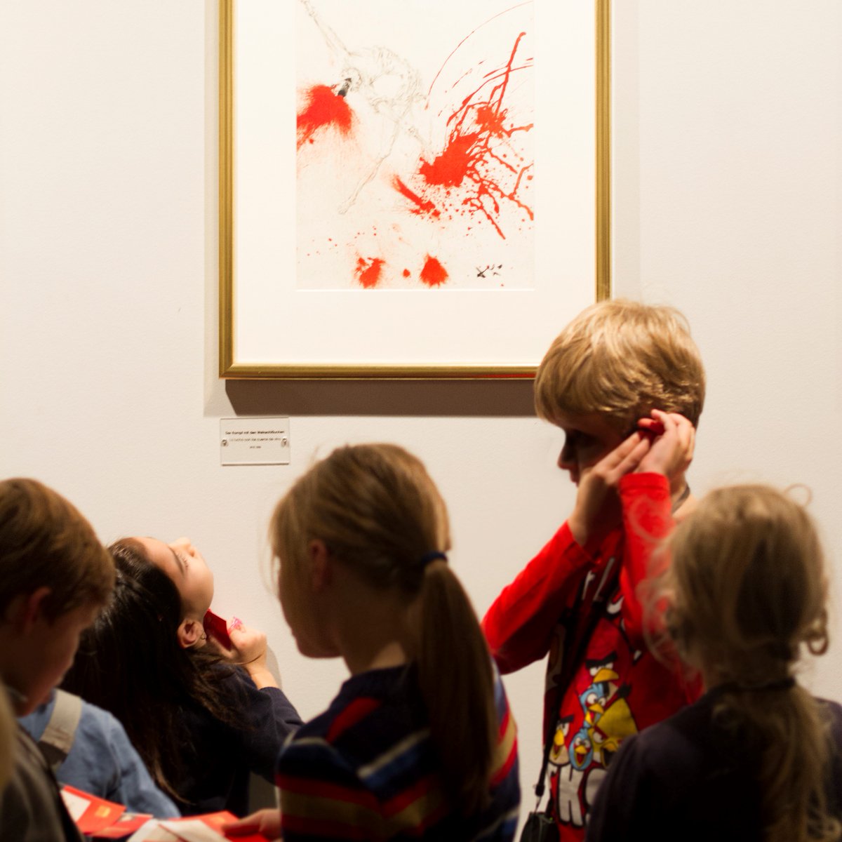 DaliBerlin's tweet photo. Trotz #Sommerferien keine #Sonne?
Egal! Unser #Museum bietet täglich #Führungen: jeden Mittwoch ist #Familientag! 👪Spart bei der Fmilienführung bis zu 25%*!🌞
Mehr Infos auf 👉https://t.co/tRuUbJoM1u
Foto: ©DoraCsala_KinderKulturMonat bei #DaliBerlin https://t.co/3lUOMkS9Fy