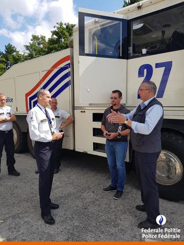 policefederale's tweet photo. Il l'avait annoncé, il l'a fait ! Le commissaire général Marc De Mesmaeker s'est  rendu sur le terrain avec les directeurs généraux lors du sommet de  l'#OTAN.  Objectif: dialoguer avec les policiers et leur témoigner sa confiance et ses remerciements pour leur engagement. #NAVO https://t.co/COX3ujH23l