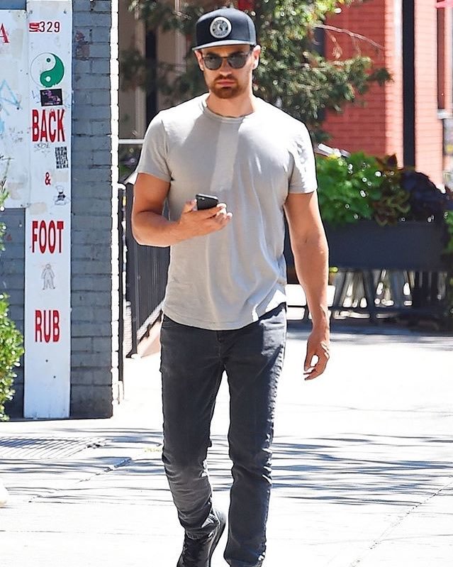 theojames_th's tweet photo. 📸| ภาพวันที่ 9 กรกฎาคม ปาปารัซซี่ถ่ายรูปธีโอได้ที่ East Village ใน New York ดูเหมือนว่าพ่อหนุ่มของเราจะออกมาทำธุระค่ะ

โอ๊ยตาย ใส่ชุดธรรมดาอย่างนี้ก็ยังหล่อ 😍 https://t.co/DZkD4dXoRb