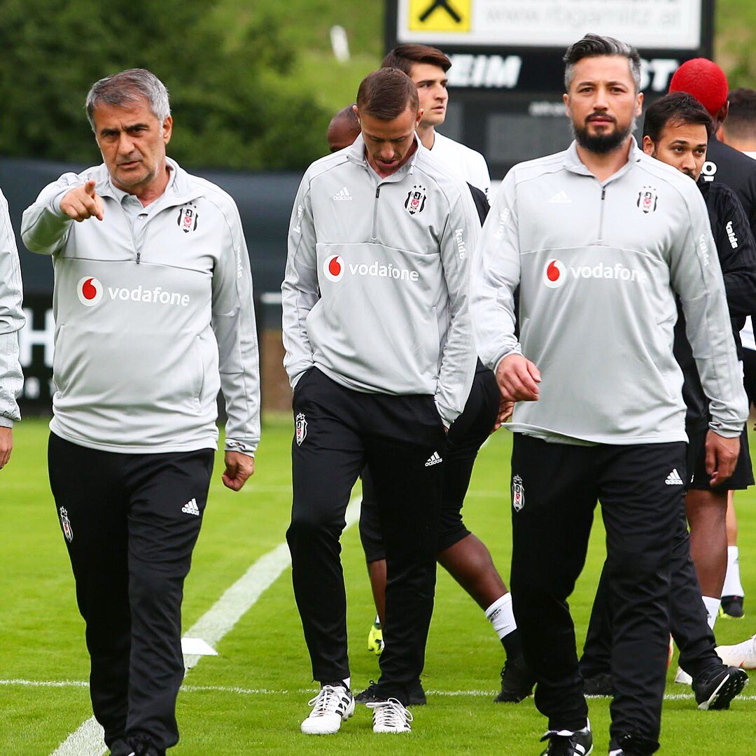 Besiktas's tweet photo. Teknik Direktörümüz #ŞenolGüneş ile Yardımcı Antrenörlerimiz #GutiHernandez ve #İlhanMansız
#Beşiktaş
@GUTY14HAZ 
@mansiz26 https://t.co/zW68oCl3qR