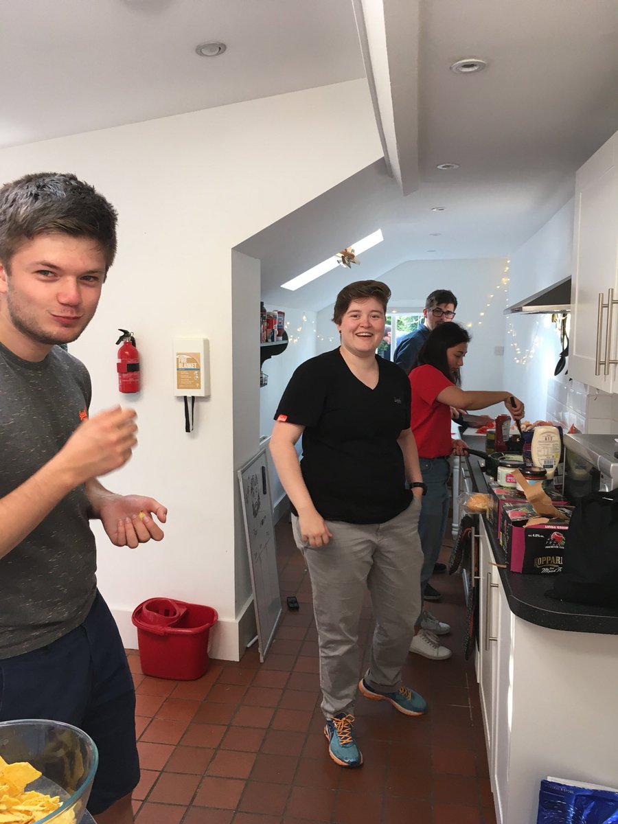 ishnamistry's tweet photo. Impromptu bbq to watch the footie! Go on England! 😁🏴󠁧󠁢󠁥󠁮󠁧󠁿@Hammond_Lab @EL_Gottgens https://t.co/c8USSWugPU