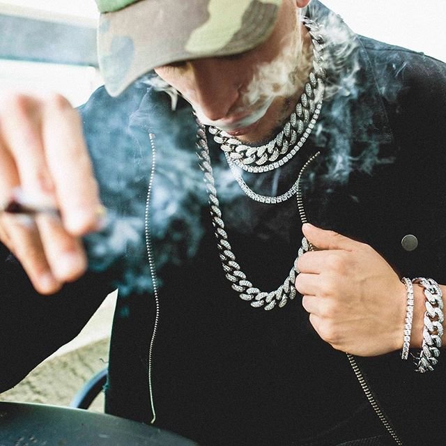 Prestige__GOLD's tweet photo. ♠ ♣ Create your own visual style… let it be unique for yourself and yet identifiable for others 👊 👊
Always a step ahead 💯

#hutchsjewelry #hutchsjewelrywestland #hutchsfamily #customjewelry #diamonds #diamondchain 
#goldchain #gold #rosegold #luxary #vs #vvs #si1diamonds https://t.co/ZrPe6NZN88