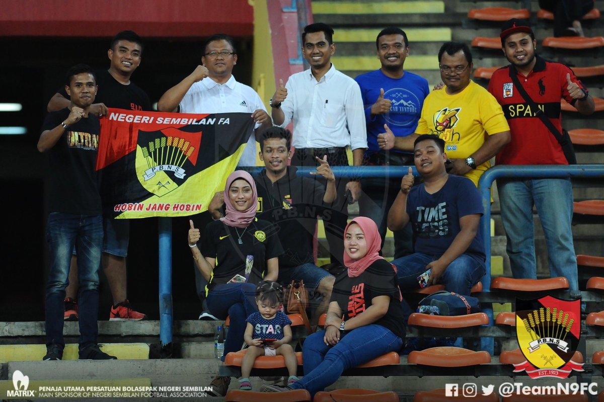 TeamN9FC's tweet image. Terima kasih kepada penyokong yang hadir ke Stadium Shah Alam, malam tadi. Turut hadir ke perlawanan ialah Y.B Exco Belia dan Sukan N.Sembilan, Tuan Hj.Mohamad Taufek Abd Ghani.

♥️🖤💛

#NegeriSembilan
#HobinJangHobin
#PoweredByMatrix