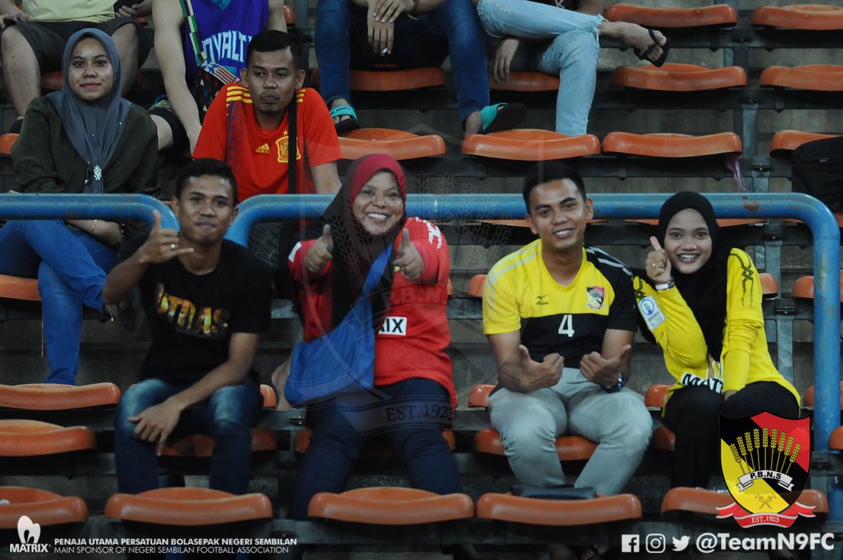 TeamN9FC's tweet image. Terima kasih kepada penyokong yang hadir ke Stadium Shah Alam, malam tadi. Turut hadir ke perlawanan ialah Y.B Exco Belia dan Sukan N.Sembilan, Tuan Hj.Mohamad Taufek Abd Ghani.

♥️🖤💛

#NegeriSembilan
#HobinJangHobin
#PoweredByMatrix