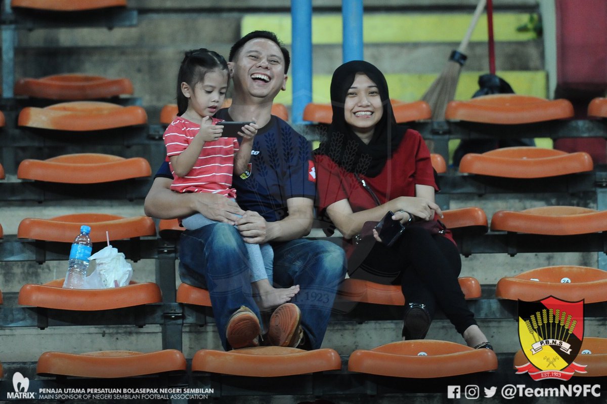 TeamN9FC's tweet image. Terima kasih kepada penyokong yang hadir ke Stadium Shah Alam, malam tadi. Turut hadir ke perlawanan ialah Y.B Exco Belia dan Sukan N.Sembilan, Tuan Hj.Mohamad Taufek Abd Ghani.

♥️🖤💛

#NegeriSembilan
#HobinJangHobin
#PoweredByMatrix