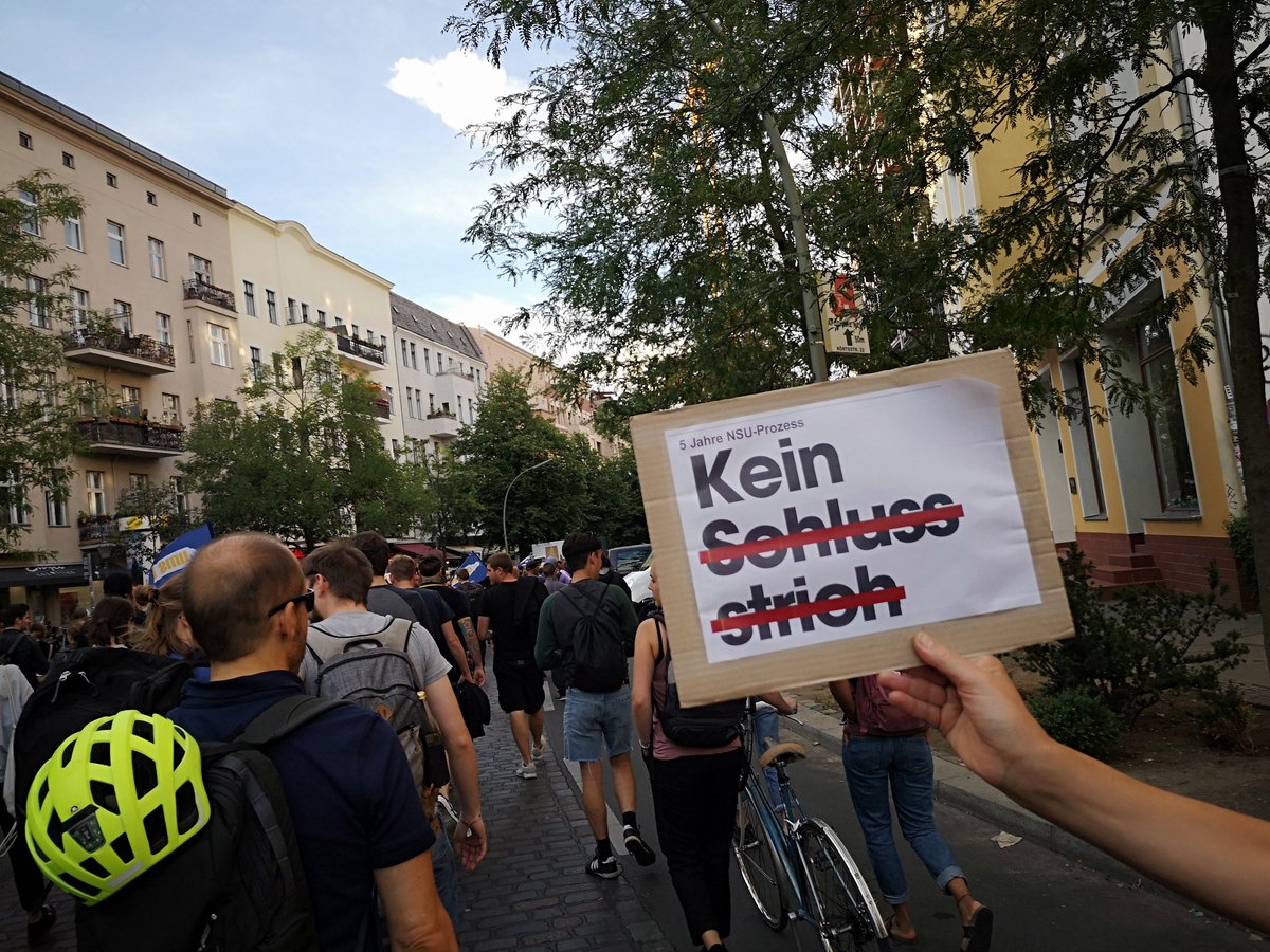 Seit fast 12 Stunden sind BerlinerInnen auf der Straße, um zu sagen: #KeinSchlussstrich zum #NSUProzess 
Die Aufmerksamkeit und Empörung gegenüber rechter Gewalt ist groß!