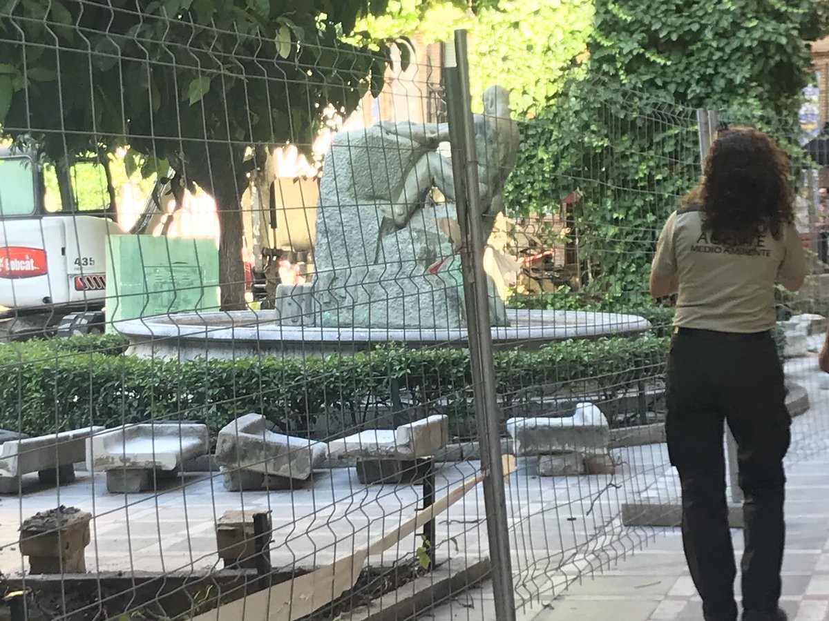 focohl's tweet photo. Agentes de Medio Ambiente ahora mismo en la Plaza Deán Mazas. Hablando por teléfono porque quieren y no pueden acceder al interior de la misma.

Surrealista es poco. 

#deanmazasnosetoca https://t.co/pWOXbo8c1k