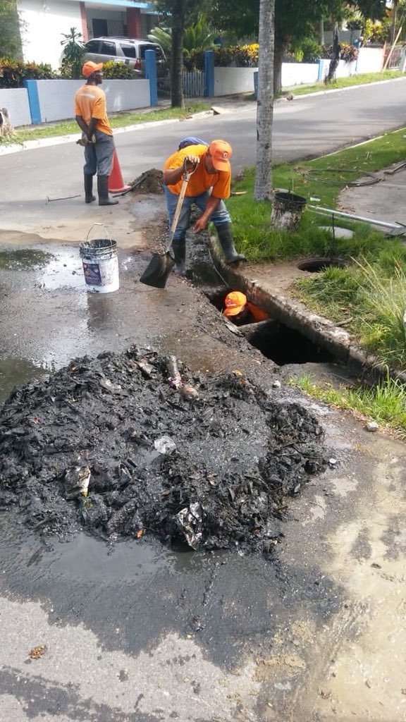 AlcaldiadeStgo's tweet photo. Día por día nuestro equipo trabaja en el destape y limpieza de los imbornales, pero necesitamos que la ciudadanía sea más consciente y no arroje plásticos y basura a la calle. #santiagoavanza #santiagolimpio #orden #disciplina #AlcaldiaDeStgo https://t.co/bv7hyupuac