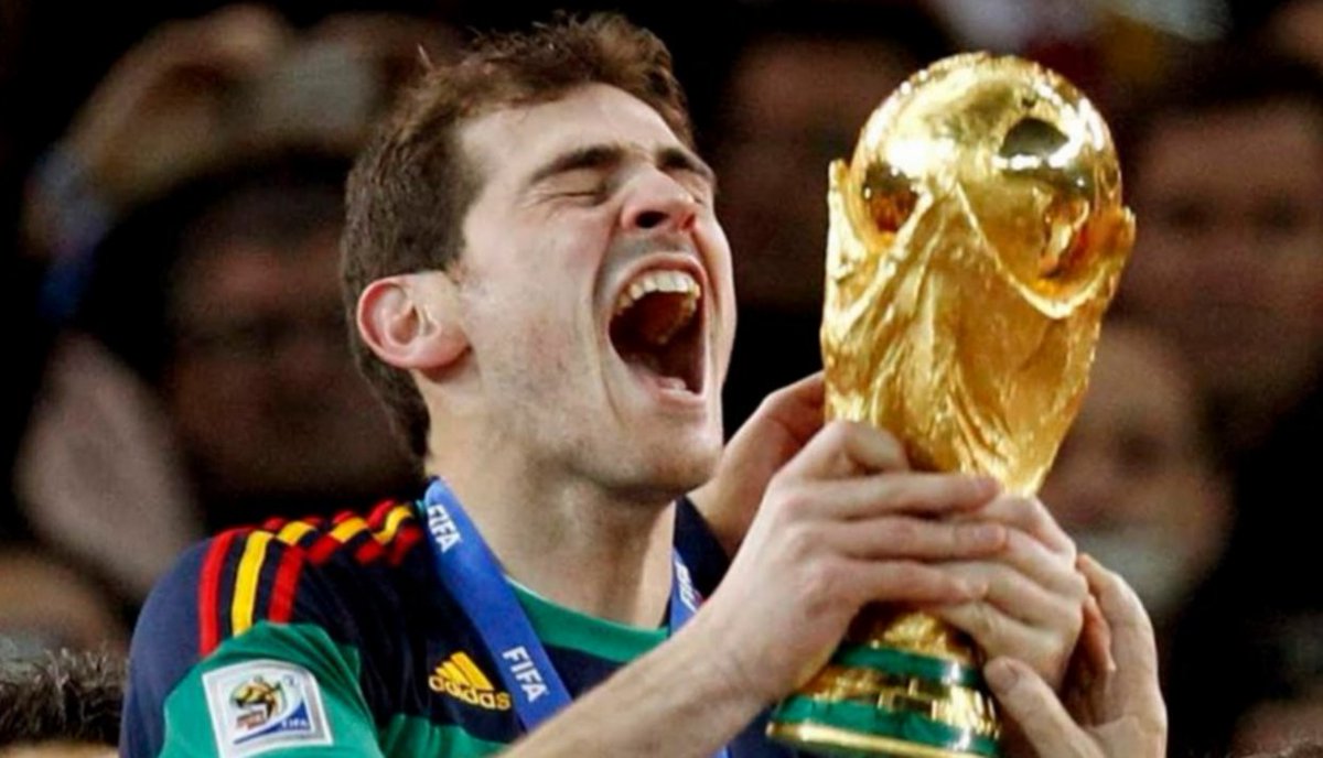 rubenmartin_99's tweet photo. Hace 8 años. Hace 8 años ganábamos un mundial en el que @IkerCasillas marcó la diferencia entre una selección muy muy buena, y una selección ¡campeona!.
Gracias capitán, ¡te echamos de menos!. https://t.co/Ba3YQR0hrM