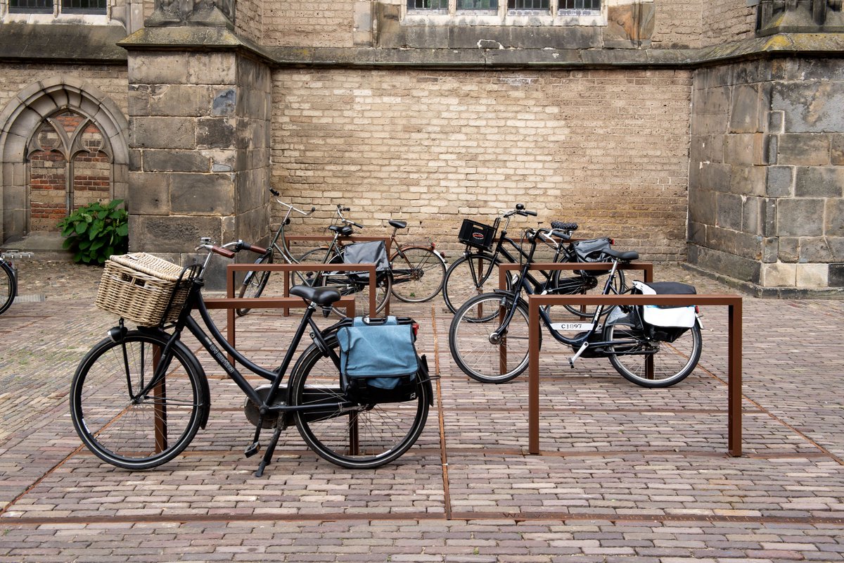 De nieuwe fietsrekken in de Deventer binnenstad zijn geplaatst: studiogroenenschild.nl/nl/project/fie…