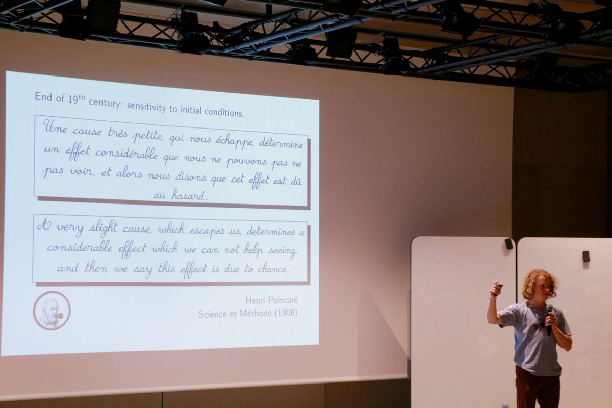 Asso_Animath's tweet photo. A #ITYM2018, Pierre-Antoine explique aux participants le problème des trois corps, le 6ème problème de #Hilbert et le sens #mathématique du hasard selon #Poincaré. 
cc @InHenriPoincare @ITYM2018 @SG_InsideIT https://t.co/yk4olq4l3H