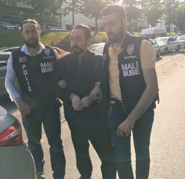 Adnan sevdiğimiz abimizdi. janti adamdı, adabı giyinmeyi çok iyi bilirdi.mesela ben bilmem.çok gülerdi, ben gülmem.