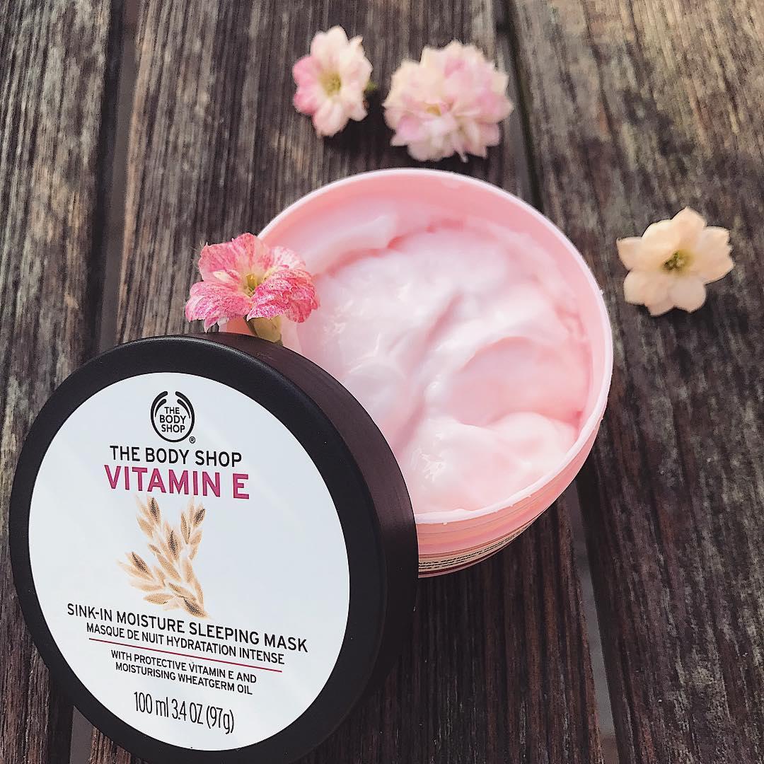namens majoor transactie The Body Shop USA on Twitter: "Our Vitamin E Skin-In Moisture Mask is a  light, creamy gel-type mask that instantly relieves the uncomfortable  feeling of dry, tight skin overnight. 😴🌾🌸 https://t.co/Fr8aopt2bN  https://t.co/BkvYWa5CEb" /