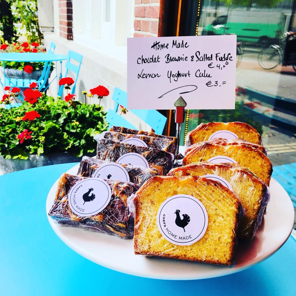 En we hebben weer wat nieuws! Heerlijke zoetigheid gemaakt door onze huis patissier Fauve Eman, alles huisgemaakt en vers van het mes #chocobrownie #fudge #lemoncake #chefs #soproud