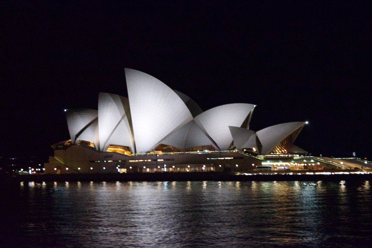juliaesamson's tweet photo. Like ships passing in the night... @SydOperaHouse @SMB2018 #sydneyoperahouse #conference #sciencetravel #phdlife https://t.co/eOrzoixBNN
