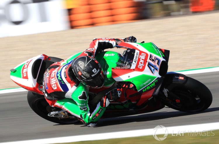 Moto_Dash's tweet image. MotoGP #Aprilia
Scott Redding mencari rentak untuk memastikan masa depannya.

Tempatnya telah diisi dengan pelumba suzuk,Iannone tahun depan.

Pilihan Redding bagi tahun 2019 ialah :-
1- Kekal sebagai simpanan pasukan @ApriliaOfficial 
2- Ke #Moto2 
3- @WorldSBK 

#motogpnews