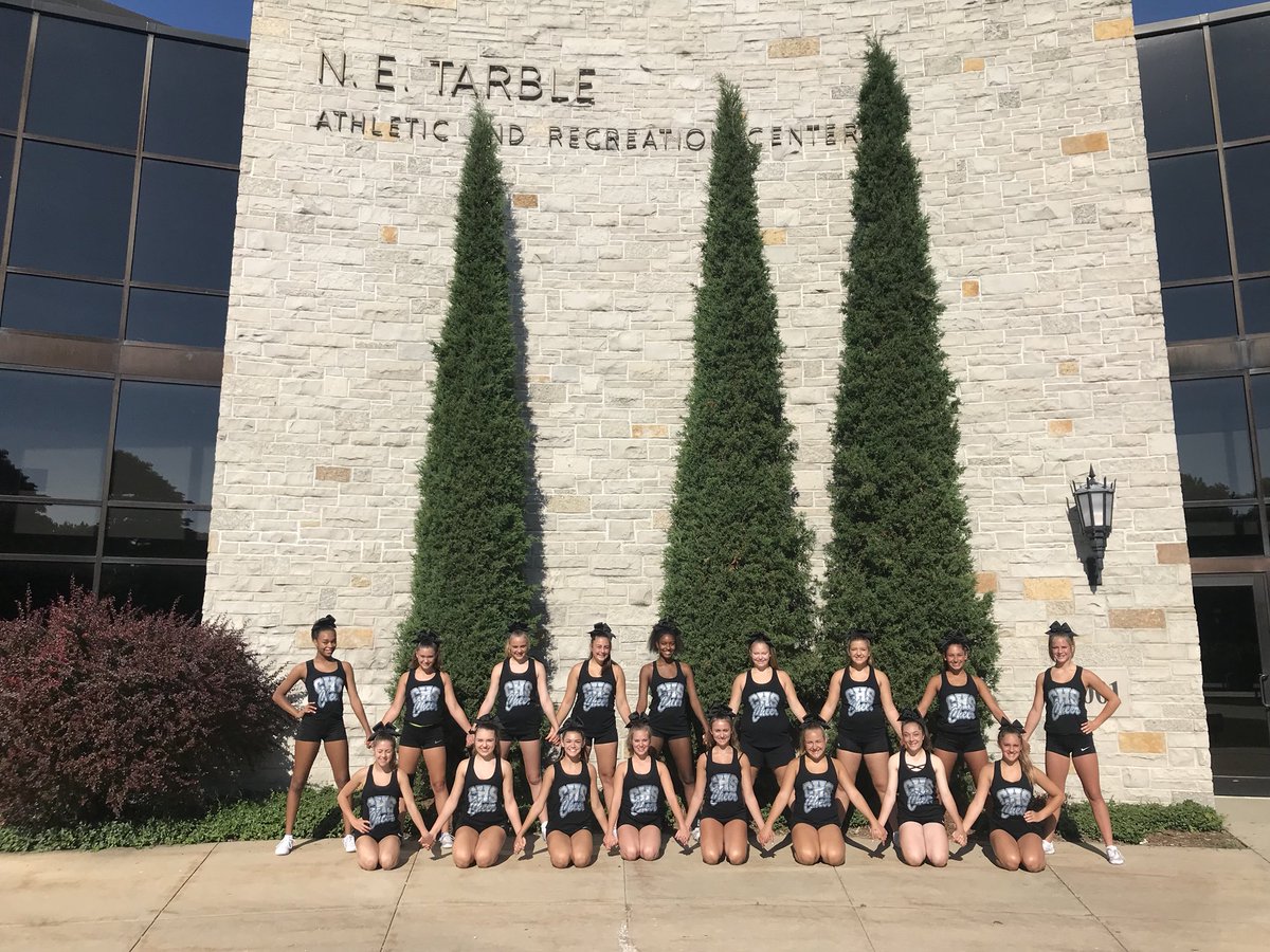burlingtoncheer's tweet photo. Ready for our first performance of the year 🤗🚀🙌🏻😉💙⭐️ #letsgorockets #mediumteambigdreams https://t.co/LfR6MOQt6w