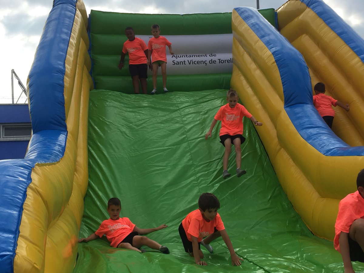 UEsantvicenc's tweet photo. Avui hem escalat i baixat per un inflable!  També ens hem refrescat per poguer baixar més ràpid, ens ho hem passat molt bé! 
#CampusMultiesportiu
#Seguim

💪🏻💪🏻💦💦

⚪️🔵⚪️🔵 https://t.co/D9qnKOUO37