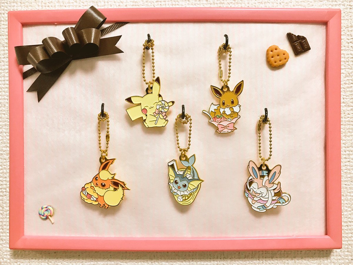 こきゅうき 一番くじポケモンコレクション18飾りました あとデザートボウルとハンカチ飾れてないのとぬいぐるみももう置く場所が無い というかこのラインナップでチャームにサンダース居ないのめっちゃモヤモヤする プロジェクトイーブイ こきゅうき 一番くじポケモンコレクション18飾りました あとデザートボウルとハンカチ飾れてないのとぬいぐるみももう置く場所が無い というかこのラインナップでチャームにサンダース居ないのめっちゃモヤモヤする プロジェクトイーブイ