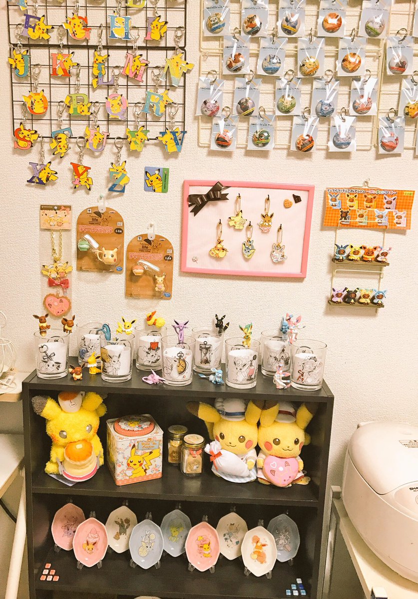 こきゅうき V Twitter 一番くじポケモンコレクション18飾りました あとデザートボウルとハンカチ飾れてないのとぬいぐるみももう置く場所が無い というかこのラインナップでチャームにサンダース居ないのめっちゃモヤモヤする プロジェクトイーブイ こきゅうき V Twitter 一番くじポケモンコレクション18飾りました あとデザートボウルとハンカチ飾れてないのとぬいぐるみももう置く場所が無い というかこのラインナップでチャームにサンダース居ないのめっちゃモヤモヤする プロジェクトイーブイ
