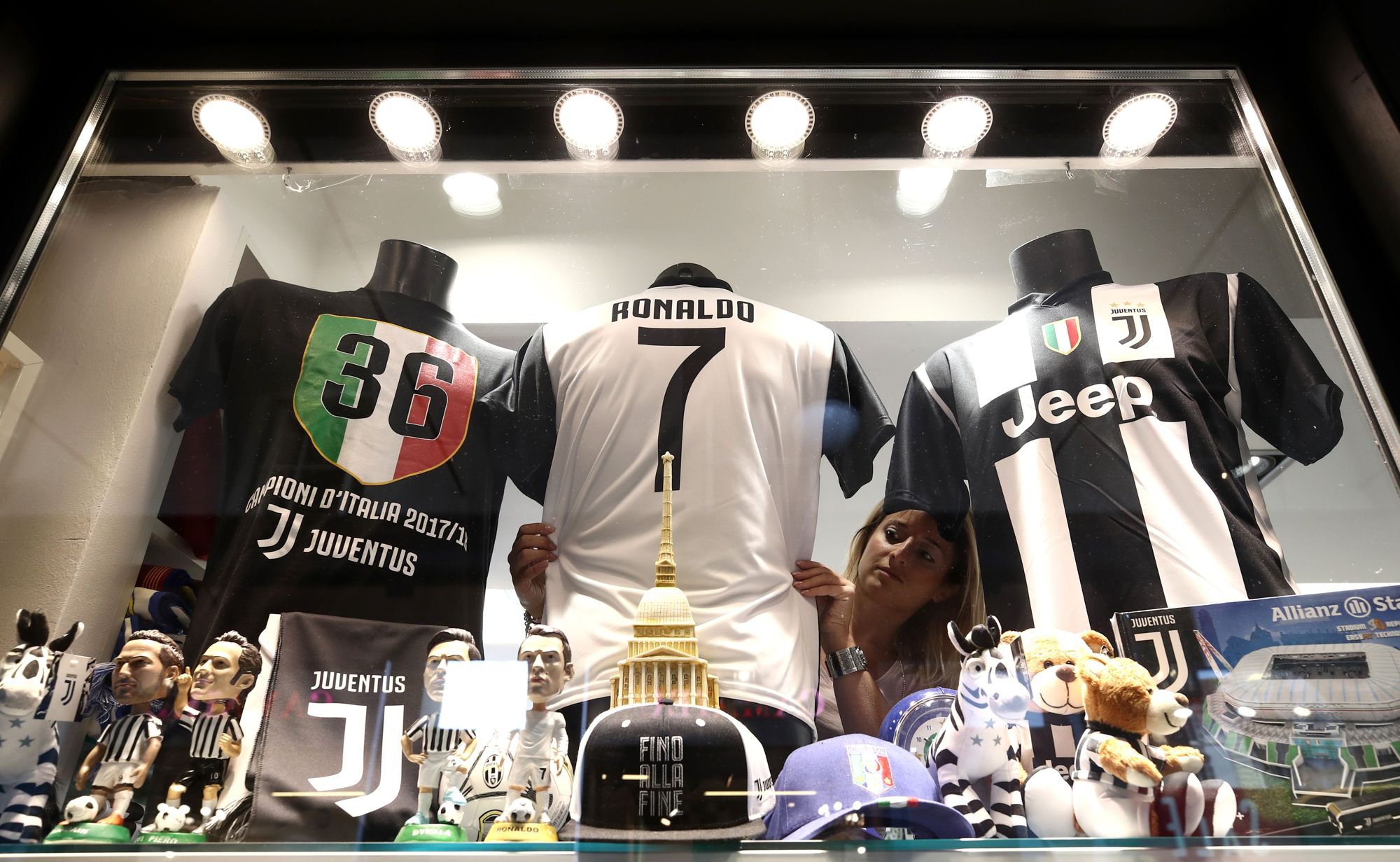 Bounty Expliciet Rode datum AS USA on Twitter: "Scusi! Juventus online store collapses due to massive  stampede for Cristiano shirts https://t.co/eQOdDvAChK  https://t.co/EUXJbauPtm" / Twitter