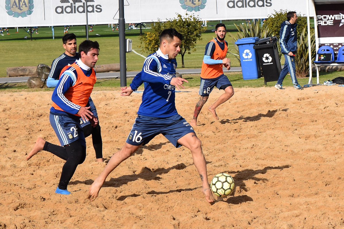 Argentina's tweet photo. [FÚTBOL PLAYA] La Selección entrena ahora en el Predio de Ezeiza. El técnico, Hernán Magrini, realiza una práctica de fútbol alternando tres equipos en bloques de cinco minutos. https://t.co/tV5o1tqdOs